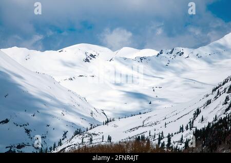 Crested Butte, Colorado, Stati Uniti. 18 maggio 2021. La neve si inzola nella catena montuosa delle alci occidentali vicino a Crested Butte, Colorado. Credit: csm/Alamy Live News Foto Stock