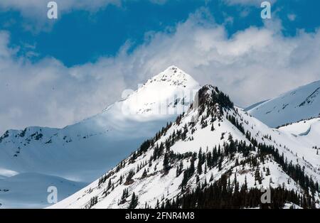 Crested Butte, Colorado, Stati Uniti. 18 maggio 2021. La neve percorre il Mineral Peak nella West Elk Range vicino a Crested Butte, Colorado. Credit: csm/Alamy Live News Foto Stock