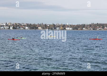 kayak sul lago bodensee in diverse barche colorate, il lago è molto popolare tra sportivi hobby, giorno, sole Foto Stock