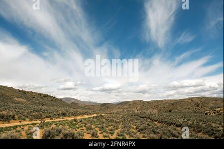 Gunnison, Colorado, Stati Uniti. 18 maggio 2021. La mattina presto luce del sole primaverile sopra il paesaggio desertico alto vicino a Gunnison, Colorado. Credit: csm/Alamy Live News Foto Stock