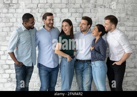 Felici i vari stagisti o i nuovi dipendenti che festeggiano l'assunzione Foto Stock