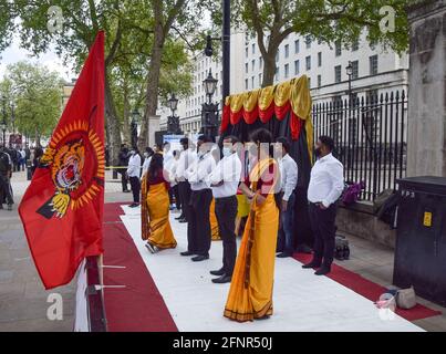 Londra, Regno Unito. 18 maggio 2021. Ricordo del massacro di Mullivaikkal durante la manifestazione. I manifestanti si sono riuniti in Piazza del Parlamento e fuori Downing Street per il 12° anniversario del massacro di Mullivaikkal e ciò che i manifestanti chiamano "genocidio" contro i Tamil di Eelam nello Sri Lanka. Credit: SOPA Images Limited/Alamy Live News Foto Stock