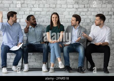 Posizione di lavoro vincente per una giovane donna leader di affari Foto Stock