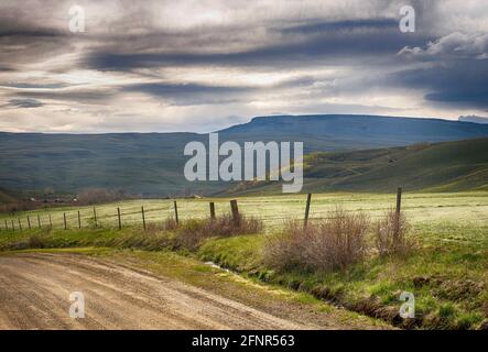 Gunnison, Colorado, Stati Uniti. 18 maggio 2021. Terreno fertile ranch con la previsione di pioggia primaverile vicino a Gunnison, Colorado. Credit: csm/Alamy Live News Foto Stock