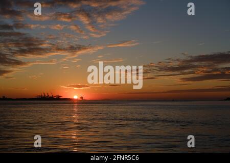 Tramonto sull'orizzonte dal lungomare di Tamsui, Taiwan Foto Stock