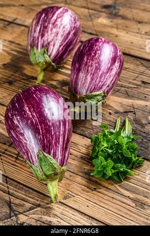 Ruvido viola melanzane o melanzane. Sfondo di legno. Vista dall'alto Foto Stock
