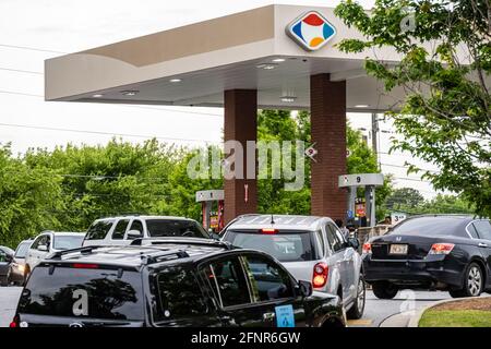 La carenza di carburante crea lunghe linee di snaking presso una stazione di servizio Kroger a Metro Atlanta, Georgia. (STATI UNITI) Foto Stock