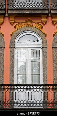 Balcone sulla facciata, nel centro di Rio de Janeiro Foto Stock