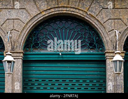 Porta verde sulla facciata antica, nel centro di Rio de Janeiro Foto Stock