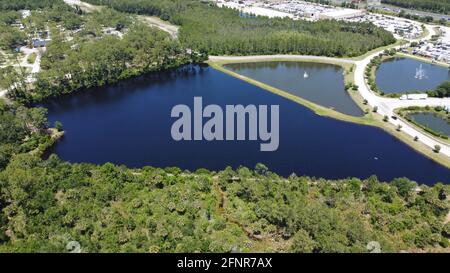 Caratteristiche acquatiche di stagni e laghi presi vicino a Ormond Beach Foto aerea della Florida scattata dal drone in 4k Foto Stock