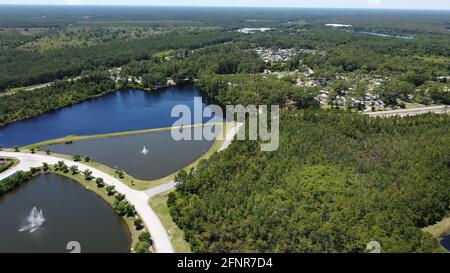Caratteristiche acquatiche di stagni e laghi presi vicino a Ormond Beach Foto aerea della Florida scattata dal drone in 4k Foto Stock