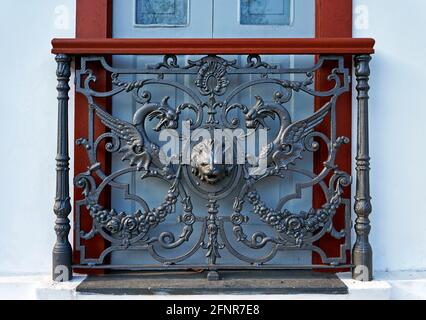 Griglia ornamentale su balcone coloniale, dettaglio Foto Stock