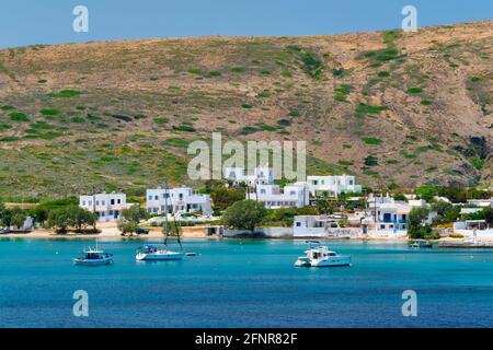 Villaggio di pescatori greco con tradizionali case bianche imbiancate a Milos isola Foto Stock