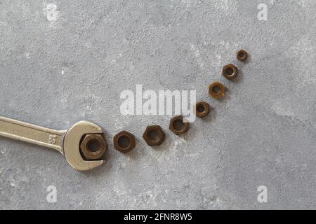 Dadi e bulloni per chiave su fondo sasso Foto Stock