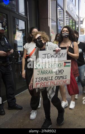 Manifestanti palestinesi e pro-palestinesi sono scesi in vigore al Consolato israeliano sulla 2nd Avenue a New York per protestare contro i bombardamenti israeliani di Gaza durante l'ultima tempesta di fuoco israeliana/palestinese, dove centinaia di civili, tra cui molti bambini, sono stati uccisi. Foto Stock