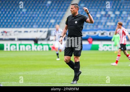 HEERENVEEN, OLANDA - MAGGIO 16: Arbitro Jeroen Manschot durante la partita olandese di Eredivisie tra SC Heerenveen e Sparta Rotterdam ad Abe Lenza Foto Stock