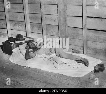 Lavoratore migrante dalla Florida che dormiva a Barn, vicino a Belcross, Carolina del Nord, Stati Uniti, Jack Delano, U.S. Farm Security Administration, luglio 1940 Foto Stock