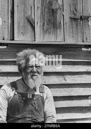 Tony Thompson, ex-slave, ritratto a mezza lunghezza, Greene County, Georgia, USA, Jack Delano, Ufficio USA delle informazioni sulla guerra, maggio 1941 Foto Stock