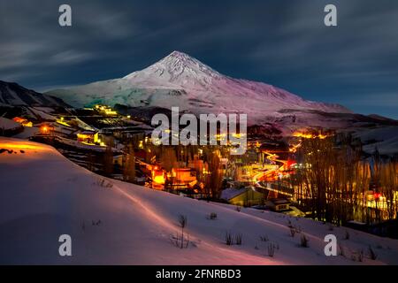 La vista notturna del Monte Damavand dal polour nella provincia di Mazandaran in Iran. Il monte Damavand è la vetta più alta dell'Iran e il vulcano più alto dell'Asia. Foto Stock