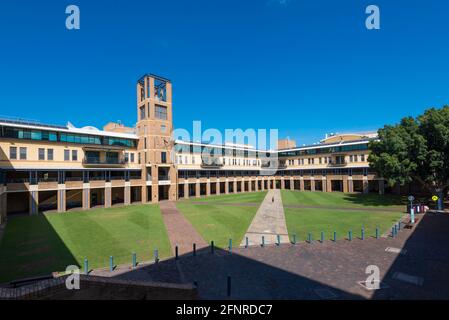 Un solo studente attraversa il prato Quadrangle presso l'Università del nuovo Galles del Sud, a Kensington, Sydney, Australia durante l'epidemia di Covid-19 Foto Stock