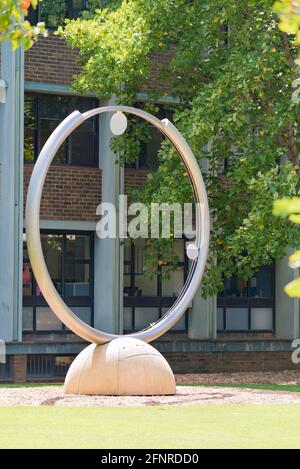 L'anello di metallo circolare sul prato della biblioteca dell'UNSW era progettato nel 1993 per essere un orologio indistruttibile comunque fu presto rotto da studenti di ingegneria Foto Stock