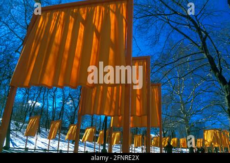 2005 STORICO L'INSTALLAZIONE DELLE PORTE D'ARTE (©CHRISTO & JEANNE CLAUDE 2005) CENTRAL PARK MANHATTAN NEW YORK CITY USA Foto Stock