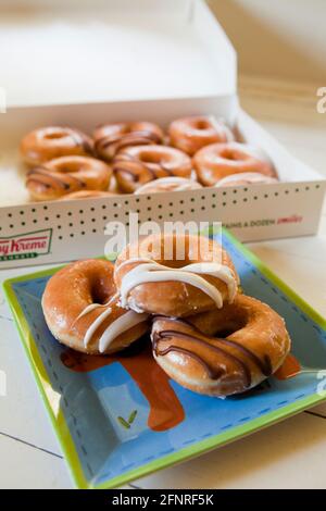 Ciambelle Krispy Kreme su piatto - USA Foto Stock