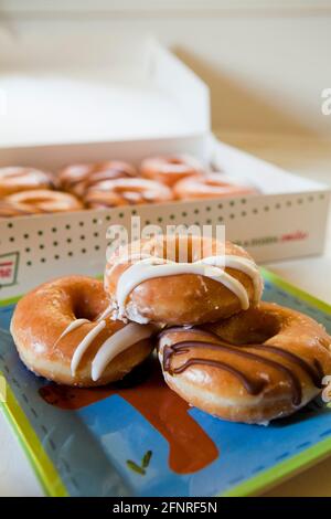 Ciambelle Krispy Kreme su piatto - USA Foto Stock