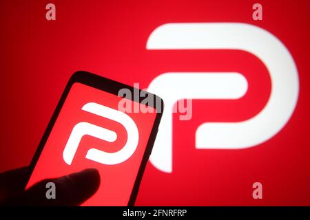 Ucraina. 18 maggio 2021. In questa illustrazione fotografica, il logo Parler di un social network viene visualizzato sullo schermo di uno smartphone e di un pc. (Foto di Pavlo Gonchar/SOPA Images/Sipa USA) Credit: Sipa USA/Alamy Live News Foto Stock