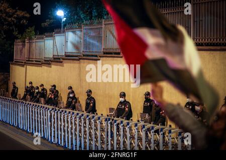 Ankara, Turchia. 18 maggio 2021. La polizia turca di guardia dell'ambasciata israeliana durante la protesta.i manifestanti sotto la guida dell'Associazione giovanile Anatoliana (AGD) formarono un convoglio veicolare in piazza K?z?Lay per protestare contro le politiche di Israele nei confronti della Palestina. Credit: SOPA Images Limited/Alamy Live News Foto Stock