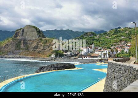 Piscine di Porto da Cruz situato sulla costa nord Di Madera Foto Stock