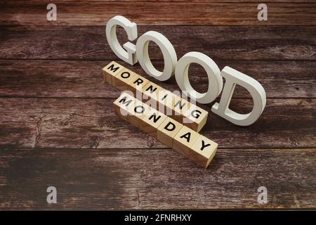 Buongiorno lunedì lettere alfabetiche di parola su sfondo di legno Foto Stock