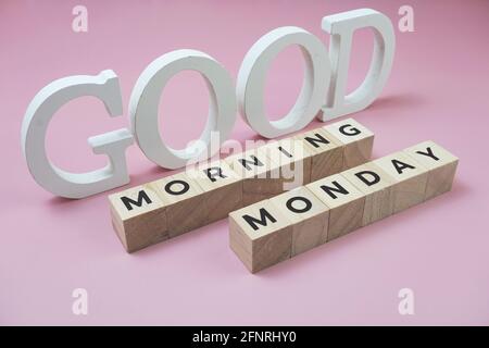 Buongiorno lunedì lettere alfabetiche di parola su sfondo rosa Foto Stock