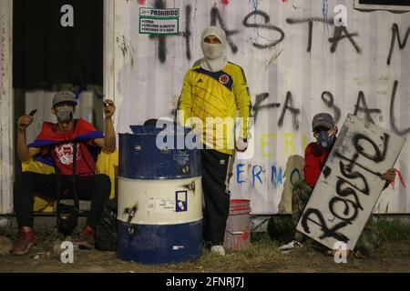 I dimostranti che indossano bandiere colombiane e le t-shirt della nazionale colombiana di calcio posano per una foto con un cartello che recita 'Resisit' a Yumbo, Valle del Cauca, Colombia, il 4 maggio, 2021 come le proteste in Valle del Cauca in Colombia erano state registrate come le più violente durante la protesta anti-governo che lascia almeno 40 morti nel paese in casi di brutalità della polizia. Foto Stock