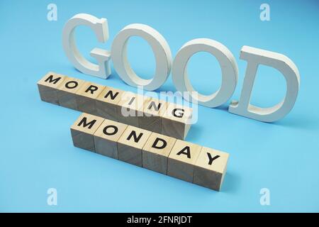Buongiorno lunedì lettere alfabetiche di parola su sfondo blu Foto Stock