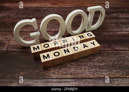Buongiorno lunedì lettere alfabetiche di parola su sfondo di legno Foto Stock