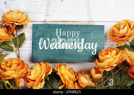 Testo tipografico happy Wednesday con decorazione floreale su sfondo ligneo Foto Stock