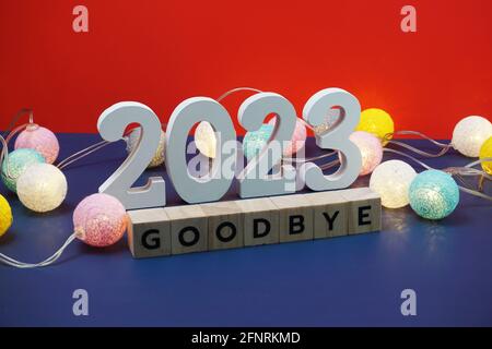 Addio 2023 lettere alfabetiche su sfondo rosso e blu Foto Stock