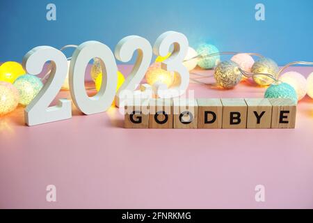 Addio 2023 lettere alfabetiche su sfondo di legno Foto Stock