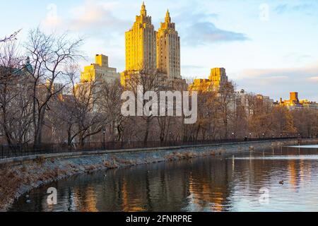 Jacqueline Kennedy Onassis Reservoir, e gli edifici lungo Central Park West, in inverno, Manhattan, New York. Foto Stock