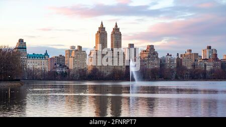 Jacqueline Kennedy Onassis Reservoir, e gli edifici lungo Central Park West, in inverno, Manhattan, New York. Foto Stock
