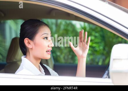 Asian donna alla guida di auto nuove Foto Stock