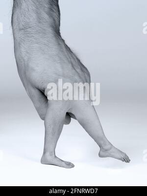 Mano spaventosa con gambe e piedi invece di dita, isolata su bianco Foto Stock