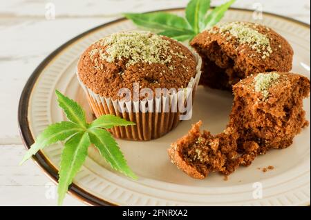 Cupcake con marijuana. Gustosi muffin cupcake con erbacce di cannabis cbd. Farmaci di marijuana medica nel dessert alimentare, legalizzazione ganja Foto Stock