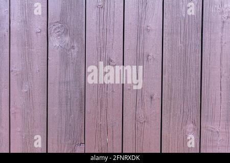 Muro di legno marrone. Sfondo astratto, dima vuota. Sfondo rustico in legno resistente agli agenti atmosferici con nodi e fori per unghie. Foto Stock