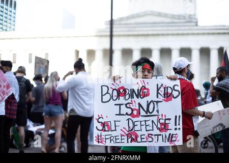 Columbus, Stati Uniti. 18 maggio 2021. Un manifestante ha un segnale contro i bombardamenti israeliani della Palestina durante la manifestazione. I dimostranti si sono riuniti nello Stato dell'Ohio per protestare contro l'occupazione israeliana della Palestina. Credit: SOPA Images Limited/Alamy Live News Foto Stock