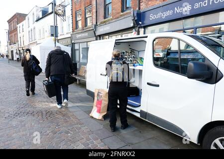 Gloucester, Gloucestershire, Regno Unito - Mercoledì 19 maggio 2021 - ufficiali forensi della polizia arrivano al clean plate cafe con scavi per iniziare oggi come la polizia ricerca di Mary Bastholm che è andato mancante nel 1968 di età appena 15 anni e che può essere stata una vittima di serial killer Fred West. Spettacoli fotografici ufficiali di polizia di fronte al locale caffè alle 8.15:00. Photo Steven May / Alamy Live News Foto Stock