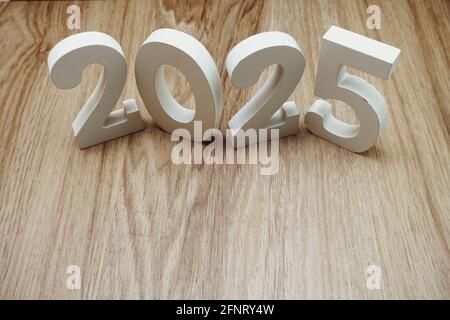 2025 felice anno nuovo con copia spaziale su sfondo di legno Foto Stock