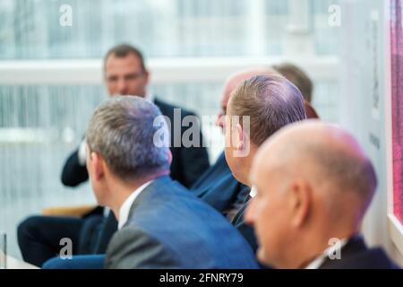 Uomini d'affari che discutono di idee durante la conferenza Foto Stock