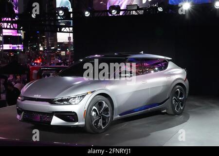 New York, Stati Uniti. 17 maggio 2021. La nuova Kia EV6 GT Electric Cars presentata a Times Square; New York, New York Credit: SOPA Images Limited/Alamy Live News Foto Stock